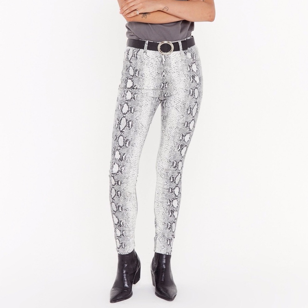 Nasty gal snake 🐍 print mom jeans